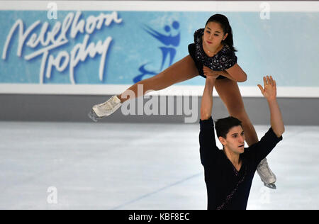 Oberstdorf, Germania. 29Sep, 2017. sumire suto e Francesco boudreau-audet dal Giappone in azione durante la libera pattinaggio di coppia della serie Challenger nebelhorn trophy la figura pattinare la concorrenza a Oberstdorf in Germania, 29 settembre 2017. Credito: Pietro kneffel/dpa/alamy live news Foto Stock