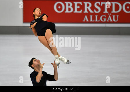 Oberstdorf, Germania. 29Sep, 2017. sumire suto e Francesco boudreau-audet dal Giappone in azione durante la libera pattinaggio di coppia della serie Challenger nebelhorn trophy la figura pattinare la concorrenza a Oberstdorf in Germania, 29 settembre 2017. Credito: Pietro kneffel/dpa/alamy live news Foto Stock