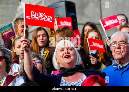 Renfrewshire, Regno Unito. 29Sep, 2017. Paisley ha lanciato ufficialmente la sua offerta per essere Città della cultura 2021 tenendo un concerto di strada e coro di massa comprendente di scolari, cori locali e membri del pubblico in Paisley centro citta'. La folla sono state affrontate da Jean Cameron, Paisley 2021 direttore di offerta che ha fornito un aggiornamento sulla città e sul suo bid e ha ringraziato tutti per il loro sostegno. Credito: Findlay/Alamy Live News Foto Stock