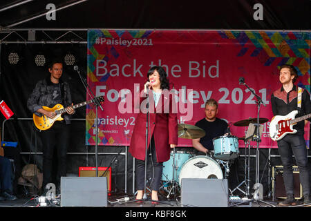 Renfrewshire, Regno Unito. 29Sep, 2017. Paisley ha lanciato ufficialmente la sua offerta per essere Città della cultura 2021 tenendo un concerto di strada e coro di massa comprendente di scolari, cori locali e membri del pubblico in Paisley centro citta'. La folla sono state affrontate da Jean Cameron, Paisley 2021 direttore di offerta che ha fornito un aggiornamento sulla città e sul suo bid e ha ringraziato tutti per il loro sostegno. Credito: Findlay/Alamy Live News Foto Stock