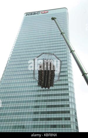 Londra, Regno Unito. Il 29 settembre 2017. 22 persone decidono di swing in aria in alto al di sopra di Canary Wharf a Londra est per godere il loro pranzo del venerdì. Le nubi erano grigio ma stride di delizia sono state ascoltate da alta come il pranzo veniva servito e ufficio lavoratori guardato in invidia come i commensali hanno apprezzato il loro £200 una testa trattare. Credito: nigel bowles/alamy live news Foto Stock