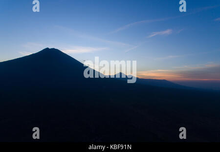 Bali. 29Sep, 2017. Foto scattata su sept. 29, 2017 mostra il Monte Agung visto da culik village a karangasem regency, Bali, Indonesia. il numero degli sfollati è salito a più di 134.000 in bali resort isola di indonesia come un vulcano potrebbe eruttare imminente, un disastro agenzia ufficiale di detto giovedì. Credito: du yu/xinhua/alamy live news Foto Stock