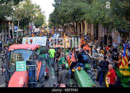 Barcellona, Spagna. 29Sep, 2017. Una vista generale del referendum pro dimostranti durante una manifestazione di protesta. Circa 400 trattori chiamato dai sindacati agricoli hanno raccolto al centro della città di Barcellona per difendere il referendum di indipendenza. Il 29 settembre 2017 a Barcellona, Spagna. Credito: SOPA Immagini limitata/Alamy Live News Foto Stock