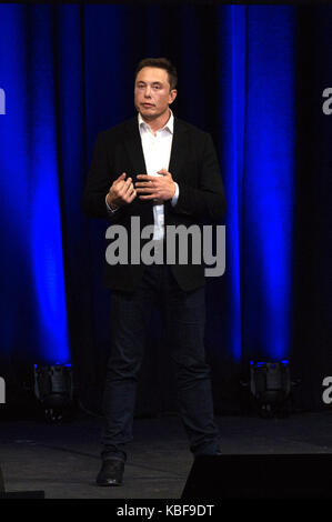 Adelaide, Australia. 29Sep, 2017. Elon Musk, chief executive officer (CEO) di Space Exploration Technologies Corporation (spacex), parla nel giorno finale della sessantottesima International Astronautical congress (IAC) ad Adelaide, Australia, sett. 29, 2017. spacex ha svelato i suoi piani di mettere gli esseri umani su Marte come presto come 2024 in Australia venerdì. Credito: xu haijing/xinhua/alamy live news Foto Stock