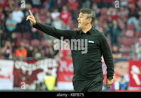 Kaiserslautern, Germania. 29Sep, 2017. fuerth allenatore damir buric gesti dall'emarginare durante il tedesco della Seconda Bundesliga match 1fc kaiserslautern vs spvgg greuther Fürth in Kaiserslautern, Germania, 29 settembre 2017. - (Embargo condizioni - Attenzione: grazie alle linee guida di accreditamento, il dfl consente solo la pubblicazione e utilizzazione di fino a 15 immagini per corrispondenza su internet e nei contenuti multimediali in linea durante la partita.) Credito: thorsten wagner/dpa/alamy live news Foto Stock