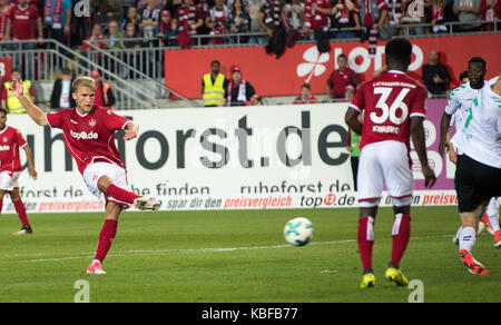 Kaiserslautern, Germania. 29Sep, 2017. kaiserslautern di sebastian andersson (l) punteggi 2-0 obiettivo durante il tedesco della Seconda Bundesliga match 1fc kaiserslautern vs spvgg greuther Fürth in Kaiserslautern, Germania, 29 settembre 2017. - (Embargo condizioni - Attenzione: grazie alle linee guida di accreditamento, il dfl consente solo la pubblicazione e utilizzazione di fino a 15 immagini per corrispondenza su internet e nei contenuti multimediali in linea durante la partita.) Credito: thorsten wagner/dpa/alamy live news Foto Stock