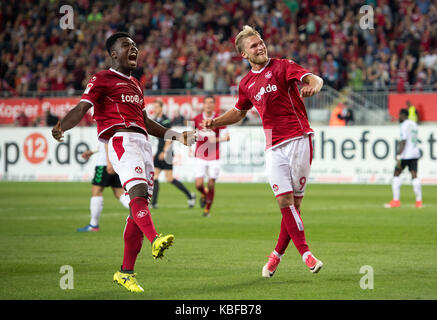 Kaiserslautern, Germania. 29Sep, 2017. kaiserslautern di sebastian andersson (r) celebra con i suoi compagni di squadra manfred kwadwo osei (l) dopo il 2-0 obiettivo durante il tedesco della Seconda Bundesliga match 1fc kaiserslautern vs spvgg greuther Fürth in Kaiserslautern, Germania, 29 settembre 2017. - (Embargo condizioni - Attenzione: grazie alle linee guida di accreditamento, il dfl consente solo la pubblicazione e utilizzazione di fino a 15 immagini per corrispondenza su internet e nei contenuti multimediali in linea durante la partita.) Credito: thorsten wagner/dpa/alamy live news Foto Stock