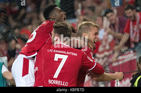 Kaiserslautern, Germania. 29Sep, 2017. kaiserslautern di sebastian andersson (r) celebra con i suoi compagni di squadra brandon borrello e Manfred kwadwo osei dopo il punteggio 1-0 obiettivo durante il tedesco della Seconda Bundesliga match 1fc kaiserslautern vs spvgg greuther Fürth in Kaiserslautern, Germania, 29 settembre 2017. - (Embargo condizioni - Attenzione: grazie alle linee guida di accreditamento, il dfl consente solo la pubblicazione e utilizzazione di fino a 15 immagini per corrispondenza su internet e nei contenuti multimediali in linea durante la partita.) Credito: thorsten wagner/dpa/alamy live news Foto Stock