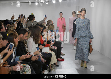 Parigi, Francia. 29Sep, 2017. Modelli presente creazioni di loewe durante la settimana della moda per 2018 Primavera/Estate collezione donna a parigi, francia, sett. 29, 2017. Credito: Piero biasion/xinhua/alamy live news Foto Stock