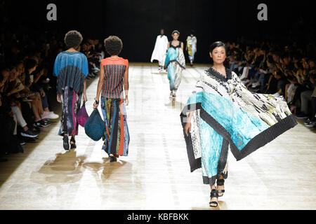 Parigi, Francia. 29Sep, 2017. I modelli presenti creazioni di Issey Miyake, durante la settimana della moda per 2018 Primavera/Estate collezione donna a Parigi il 7 settembre 29, 2017. Credito: Piero Biasion/Xinhua/Alamy Live News Foto Stock