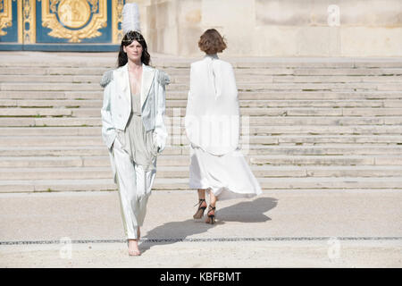 Parigi, Francia. Il 29 settembre, 2017. I modelli presenti le creazioni di NINA RICCI durante la settimana della moda per 2018 Primavera/Estate collezione donna a parigi, francia, sett. 29, 2017. Credito: Piero biasion/xinhua/alamy live news Foto Stock