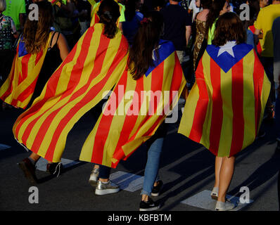 Barcellona, Spagna. Undicesimo Sep, 2017. Il popolo di Barcellona che indossa e portando la bandiera catalana, riempire le strade per celebrare il catalano giornata nazionale e anche per supportare il referendum sull'indipendenza. la giornata nazionale della Catalogna è un giorno lungo festival, si commemora la caduta di Barcellona durante la guerra di successione spagnola. Il governo regionale della Catalogna ha impostato un referendum sull indipendenza catalana per il 1 ottobre 2017. Credito: ruaridh stewart/zuma filo/alamy live news Foto Stock