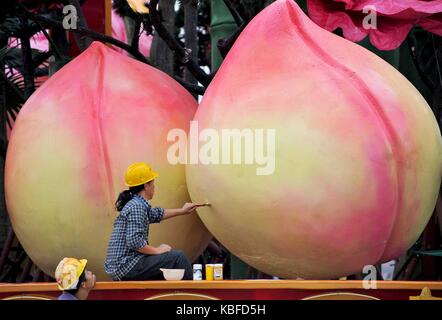 (170930) -- pechino, sept. 30, 2017 (Xinhua) -- un lavoratore dipinge un " pesca " di un display a forma di cesto fiorito al centro della piazza tiananmen per la celebrazione della Giornata Nazionale di Pechino, capitale della Cina, sept. 22, 2013. Come una tradizione fin dal 2011, un gigante cesto fiorito con il tema di "buona fortuna, Cina' è installato presso la piazza tiananmen nel centro di Pechino per la festa nazionale cinese giorno on oct. 1. Quest'anno, a 17 metri di altezza cestello con un diametro di 50 metri detiene artificiale fiori e frutti come cachi, melograni, mele, peonie e ch Foto Stock