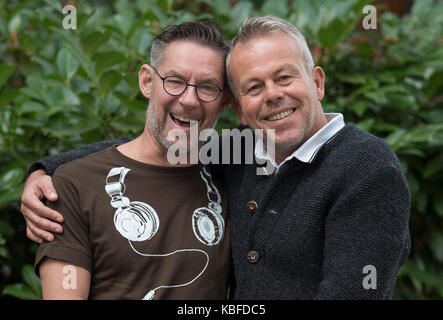 Ralf giese e martin daume (r) stand di fronte al loro appartamento a Francoforte sul Meno, Germania, 28 settembre 2017. La coppia omosessuale piani su sposando il prossimo lunedì, 2 ottobre 2017 a Francoforte. photo: Boris roessler/dpa Foto Stock