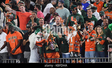 Durham, North Carolina, Stati Uniti d'America. 29Sep, 2017. I fan di Miami di celebrare un touchdown. Il duca diavoli blu ha giocato il Miami Hurricanes in un gioco di calcio che ha avuto luogo sul campo di Brooks presso lo Stadio Wallace Wade in Durham, N.C. Venerdì, 29 settembre 2017. Miami ha vinto 31-6. Credito: Fabian Radulescu/ZUMA filo/Alamy Live News Foto Stock