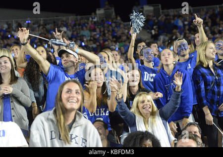 Durham, North Carolina, Stati Uniti d'America. 29Sep, 2017. Il duca fans di incoraggiare la loro squadra. Il duca diavoli blu ha giocato il Miami Hurricanes in un gioco di calcio che ha avuto luogo sul campo di Brooks presso lo Stadio Wallace Wade in Durham, N.C. Venerdì, 29 settembre 2017. Miami ha vinto 31-6. Credito: Fabian Radulescu/ZUMA filo/Alamy Live News Foto Stock