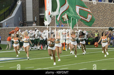 Durham, North Carolina, Stati Uniti d'America. 29Sep, 2017. Miami entra nel campo. Il duca diavoli blu ha giocato il Miami Hurricanes in un gioco di calcio che ha avuto luogo sul campo di Brooks presso lo Stadio Wallace Wade in Durham, N.C. Venerdì, 29 settembre 2017. Miami ha vinto 31-6. Credito: Fabian Radulescu/ZUMA filo/Alamy Live News Foto Stock