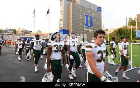 Durham, North Carolina, Stati Uniti d'America. 29Sep, 2017. Miami giocatori si preparano per il gioco avvia. Il duca diavoli blu ha giocato il Miami Hurricanes in un gioco di calcio che ha avuto luogo sul campo di Brooks presso lo Stadio Wallace Wade in Durham, N.C. Venerdì, 29 settembre 2017. Miami ha vinto 31-6. Credito: Fabian Radulescu/ZUMA filo/Alamy Live News Foto Stock