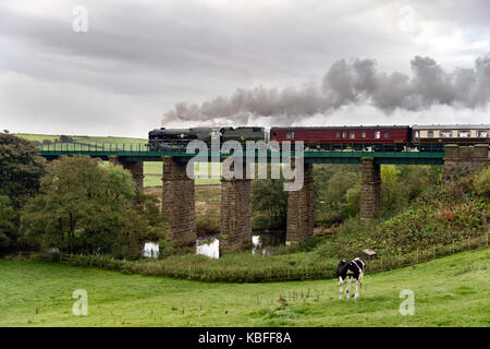 Clapham, North Yorkshire, Regno Unito. 30 Settembre, 2017. Locomotiva a vapore "India britannica Linea' n. 35018 rende la principale linea che trasportano passeggeri debutto, visto qui a Clapham viadotto, North Yorkshire, 30 settembre. La locomotiva, originariamente recuperati dal famoso Barry scrapyard, è stato in fase di restauro a Carnforth, Lancashire. Oggi, tira la Lune fiumi fiducia escursione, è la prima occasione che ha trainato un passeggero che trasportano il servizio sulla linea principale e la prima volta che è stato visto nella sua livrea finito. Credito: John Bentley/Alamy Live News Foto Stock