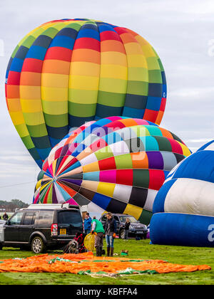 Rosa i palloni ad aria calda essendo gonfiato con altri palloncini in cielo  a Sky Safari i palloni ad aria calda festival di Longleat, WILTSHIRE REGNO  UNITO NEL MESE DI SETTEMBRE Foto