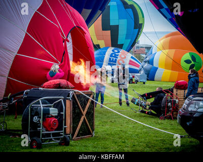 York, Regno Unito. 30 Settembre, 2017. Un palloncino di massa di lancio è avvenuto presso sunrise da York Knavesmire come parte del primo mai York Balloon Fiesta. Oltre 30 mongolfiere ha preso i cieli guardati da centinaia di spettatori. Il lancio è parte di una tre giorni di manifestazione che corre fino a domenica 1 ottobre. Foto Fotografia Bailey-Cooper/Alamy Live News Foto Stock