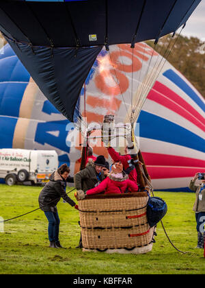 York, Regno Unito. 30 Settembre, 2017. Un palloncino di massa di lancio è avvenuto presso sunrise da York Knavesmire come parte del primo mai York Balloon Fiesta. Oltre 30 mongolfiere ha preso i cieli guardati da centinaia di spettatori. Il lancio è parte di una tre giorni di manifestazione che corre fino a domenica 1 ottobre. Foto Fotografia Bailey-Cooper/Alamy Live News Foto Stock