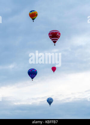 York, Regno Unito. 30 Settembre, 2017. Un palloncino di massa di lancio è avvenuto presso sunrise da York Knavesmire come parte del primo mai York Balloon Fiesta. Oltre 30 mongolfiere ha preso i cieli guardati da centinaia di spettatori. Il lancio è parte di una tre giorni di manifestazione che corre fino a domenica 1 ottobre. Foto Fotografia Bailey-Cooper/Alamy Live News Foto Stock