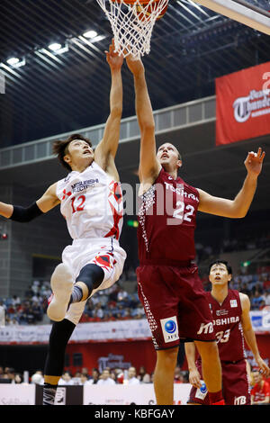 (L-r) taito nakahigashi (diamond delfini), Nick fazekas (brave tuoni), 29 settembre 2017 - basket : 2017-18 b.lega b1 gioco di apertura tra kawasaki brave thunders - nagoya diamond delfini di todoroki arena di kanagawa, Giappone. (Foto di Giovanni osada/aflo sport) Foto Stock