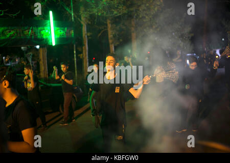 Tehran, Iran. Il 29 settembre, 2017. i musulmani prendere parte a una processione religiosa nel mese islamico di muharram in Tehran, Iran, sett. 29, 2017. Credito: ahmad halabisaz/xinhua/alamy live news Foto Stock