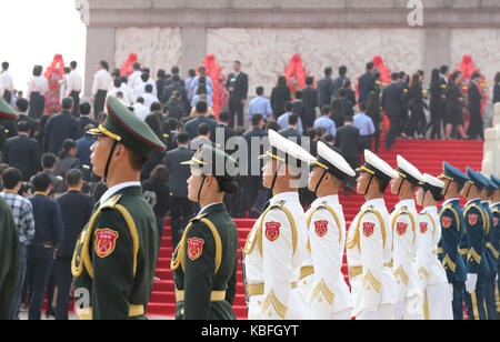 Pechino, Cina. Trentesimo Sep, 2017. Una cerimonia è tenuto a pagare il tributo e laici cesti floreali per il popolo di eroi a Piazza Tian'anmen a Pechino Capitale della Cina, sept. 30, 2017, il quarto dei martiri giorno. Credito: ju peng/xinhua/alamy live news Foto Stock