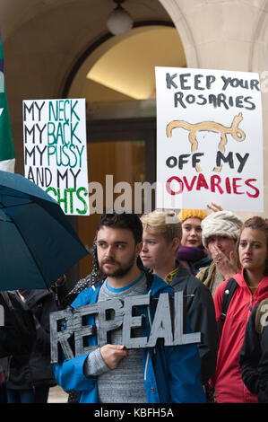 Manchester, Regno Unito. 30 Settembre, 2017. Un gruppo da Manchester irlandese diritti aborto protestare per il diritto all'aborto in Irlanda, alla vigilia del congresso del partito conservatore. Credito: Graham M. Lawrence/Alamy Live News. Foto Stock