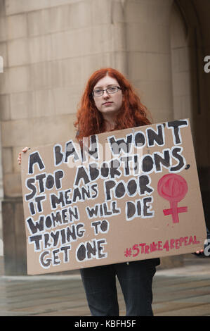 Manchester, Regno Unito. 30 Settembre, 2017. Un gruppo da Manchester irlandese diritti aborto protestare per il diritto all'aborto in Irlanda, alla vigilia del congresso del partito conservatore. Credito: Graham M. Lawrence/Alamy Live News. Foto Stock