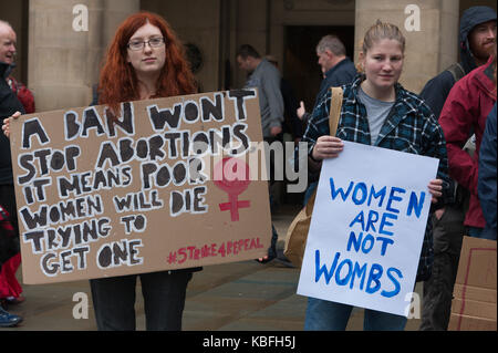Manchester, Regno Unito. 30 Settembre, 2017. Un gruppo da Manchester irlandese diritti aborto protestare per il diritto all'aborto in Irlanda, alla vigilia del congresso del partito conservatore. Credito: Graham M. Lawrence/Alamy Live News. Foto Stock