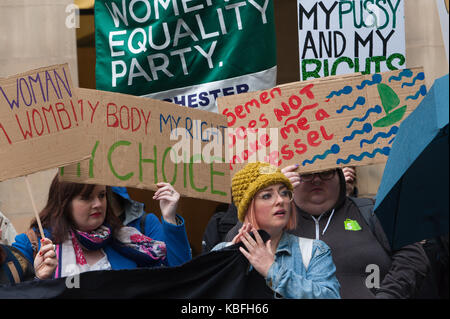 Manchester, Regno Unito. 30 Settembre, 2017. Un gruppo da Manchester irlandese diritti aborto protestare per il diritto all'aborto in Irlanda, alla vigilia del congresso del partito conservatore. Credito: Graham M. Lawrence/Alamy Live News. Foto Stock