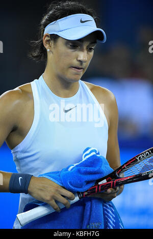 Wuhan, Cina. 30 settembre, 2017. caroline garcia di francia reagisce durante le singole di partita finale contro ashleigh barty di Australia in 2017 wta wuhan aprire a Wuhan, capitale della Cina centrale della provincia di Hubei, sett. 30, 2017. (Xinhua/wang peng)(wdz) Foto Stock