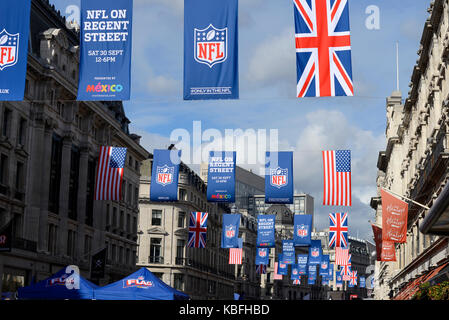 Il football americano arriva a Regent Street London REGNO UNITO Foto Stock