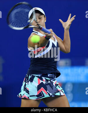 Wuhan, Cina. 30 settembre, 2017. ashleigh barty di australia restituisce la sfera durante le singole di partita finale contro caroline garcia di Francia a 2017 wta wuhan aprire a Wuhan, capitale della Cina centrale della provincia di Hubei, sett. 30, 2017.(xinhua/xiao yijiu)(wdz) Foto Stock