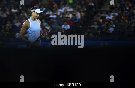 Wuhan, Cina. 30 settembre, 2017. caroline garcia di francia reagisce durante le singole di partita finale contro ashleigh barty di Australia in 2017 wta wuhan aprire a Wuhan, capitale della Cina centrale della provincia di Hubei, sett. 30, 2017.(xinhua/xiao yijiu)(wdz) Foto Stock