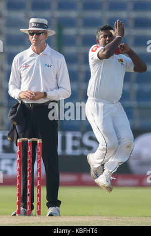 Abu Dhabi, negli Emirati arabi uniti. 30 settembre, 2017. rangana herath dello Sri lanka bocce durante la terza giornata del primo test tra Pakistan e Sri lanka al Sheikh Zayed Stadium il 30 settembre 2017 ad Abu Dhabi, Emirati arabi uniti credito: isuru peiris/alamy live news Foto Stock