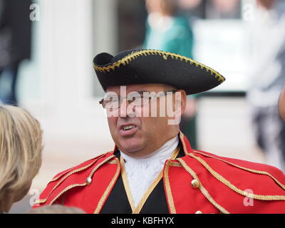 Sittingbourne, Kent, Regno Unito. Il 30 settembre, 2017. Sittingbourne Mops medievale fiera: un paese tradizionale festa cittadina con giostre e attrazioni, bancarelle, cibo e commercianti. Tenutosi a Sittingbourne High Street per ricreare un legame con la storia locale. Organizzato da Sittingbourne Retail Associazione. Credito: James Bell/Alamy Live News Foto Stock