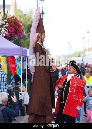 Sittingbourne, Kent, Regno Unito. Il 30 settembre, 2017. Sittingbourne Mops medievale fiera: un paese tradizionale festa cittadina con giostre e attrazioni, bancarelle, cibo e commercianti. Tenutosi a Sittingbourne High Street per ricreare un legame con la storia locale. Organizzato da Sittingbourne Retail Associazione. Credito: James Bell/Alamy Live News Foto Stock