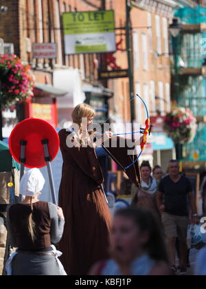 Sittingbourne, Kent, Regno Unito. Il 30 settembre, 2017. Sittingbourne Mops medievale fiera: un paese tradizionale festa cittadina con giostre e attrazioni, bancarelle, cibo e commercianti. Tenutosi a Sittingbourne High Street per ricreare un legame con la storia locale. Organizzato da Sittingbourne Retail Associazione. Credito: James Bell/Alamy Live News Foto Stock