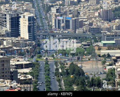 Iran skyline della città e dello sviluppo urbano - Karaj, vicino a Teheran Foto Stock