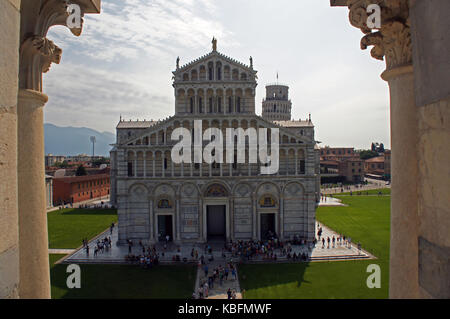 Cattedrale di piza (pisa) - dedicato alla assunzione della vergine Maria in Piazza dei Miracoli (piazza dei miracoli) come visibile dal battistero windo Foto Stock