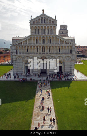 Cattedrale di piza (pisa) - dedicato alla assunzione della vergine Maria in Piazza dei Miracoli (piazza dei miracoli) come visibile dal battistero windo Foto Stock