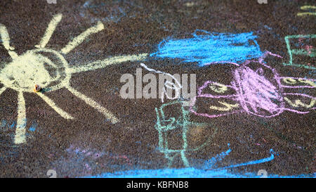 Bambini I disegni sul marciapiede nel parco. Foto Stock