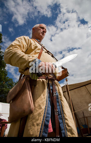 Interpretazione del XI secolo norman soldato senza armatura del corpo tenendo una spada corta. Foto Stock