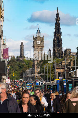 Vista lungo occupato Princes Street di Edimburgo, in Scozia, Regno Unito. Foto Stock