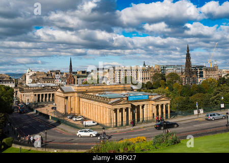 Vista dal tumulo di Scottish National Gallery Art Museo e giardini di Princes Street di Edimburgo, in Scozia, Regno Unito. Foto Stock
