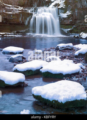 Veduta invernale di West Burton cade, in Yorkshire Dales,dopo una pesante caduta di neve Foto Stock